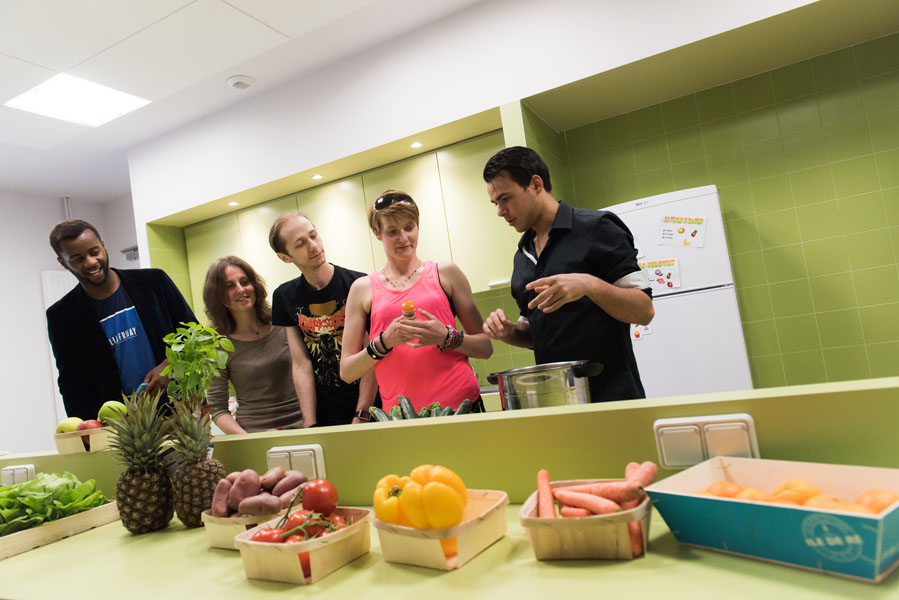 Groupe de jeunes qui participent à un atelier de cuisine.